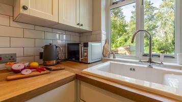 Micro-ondes, lave-vaisselle, cafetiĂšre/bouilloire