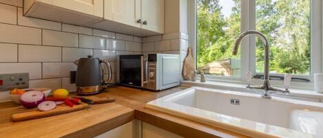 Micro-ondas, lava-louças, cafeteira/chaleira