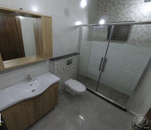 Apartment | Bathroom | Shower, free toiletries, hair dryer, towels