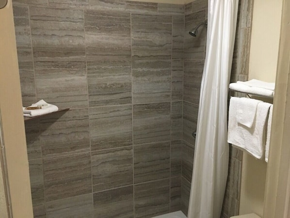 Combined shower/tub, towels