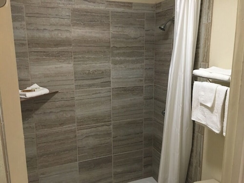 Whispering Creek Lodging & RV Resort
