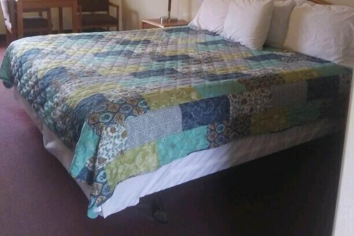 Standard Room, 1 King Bed | Individually decorated, individually furnished, desk, laptop workspace