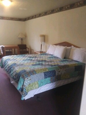 Individually decorated, individually furnished, desk, laptop workspace - Whispering Creek Lodging & RV Resort (Newton)