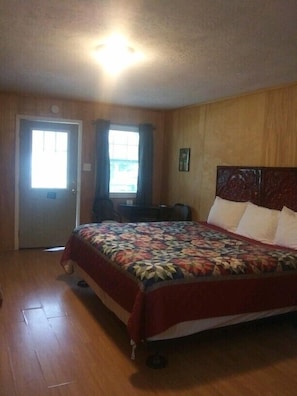 Deluxe Cabin, 1 King Bed | Individually decorated, individually furnished, desk, laptop workspace