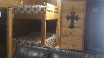 Cabaña Deluxe, 2 camas Queen size, vista a la alberca | Decoración personalizada, muebles diferentes y escritorio