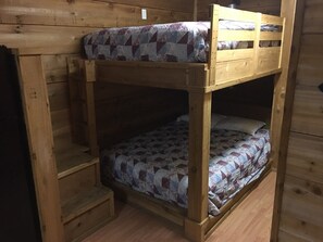 Deluxe-Ferienhütte, 2 Queen-Betten, Poolblick | Individuell dekoriert, individuell eingerichtet, Schreibtisch