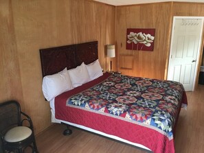 Deluxe Cabin, 1 King Bed | Individually decorated, individually furnished, desk, laptop workspace