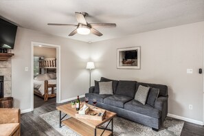 Smart TV, fireplace - Midtown Modern Mountain Getaway (Ruidoso)