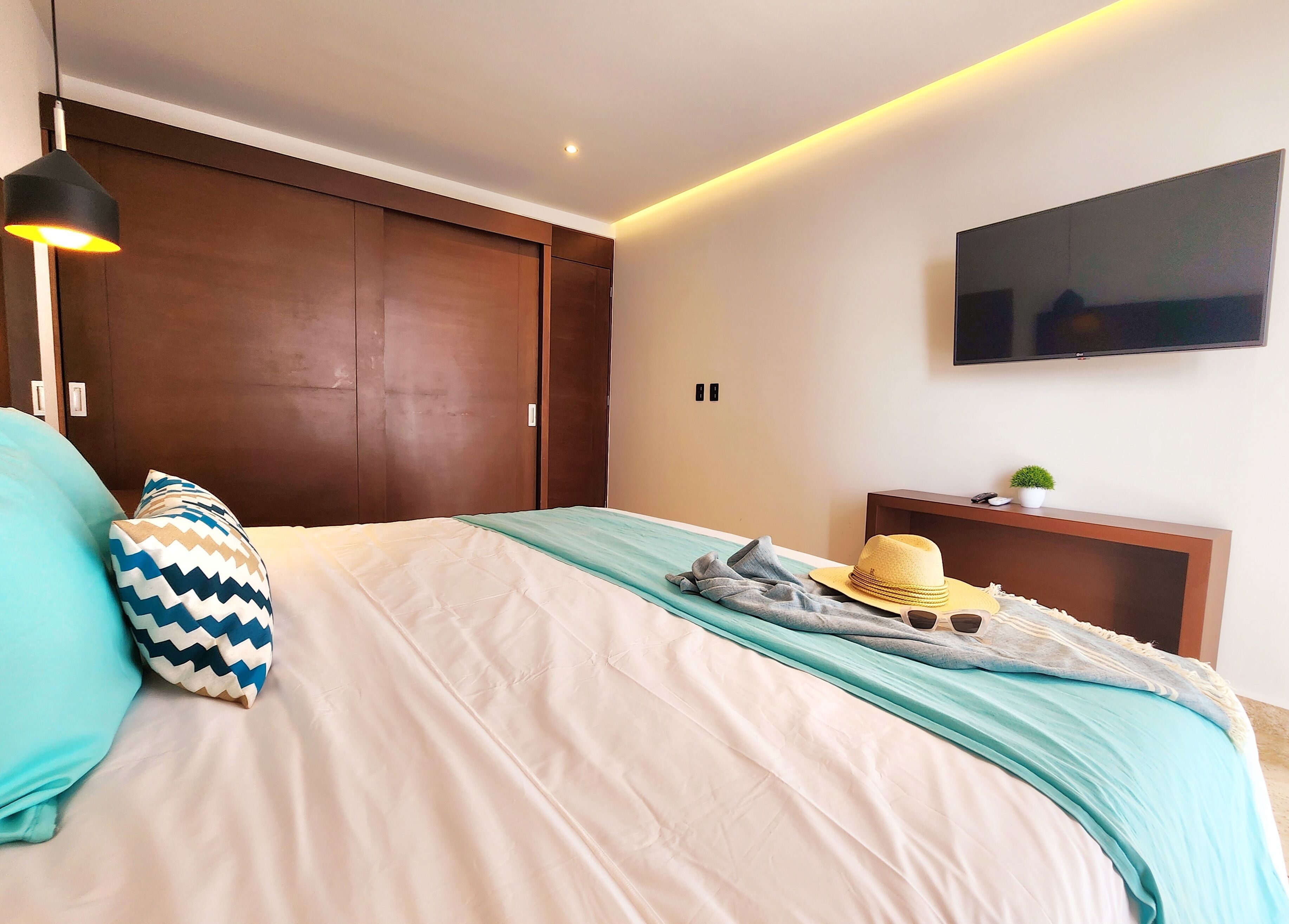 premium studio suite | 1 bedroom, premium bedding, down duvets, in-room safe