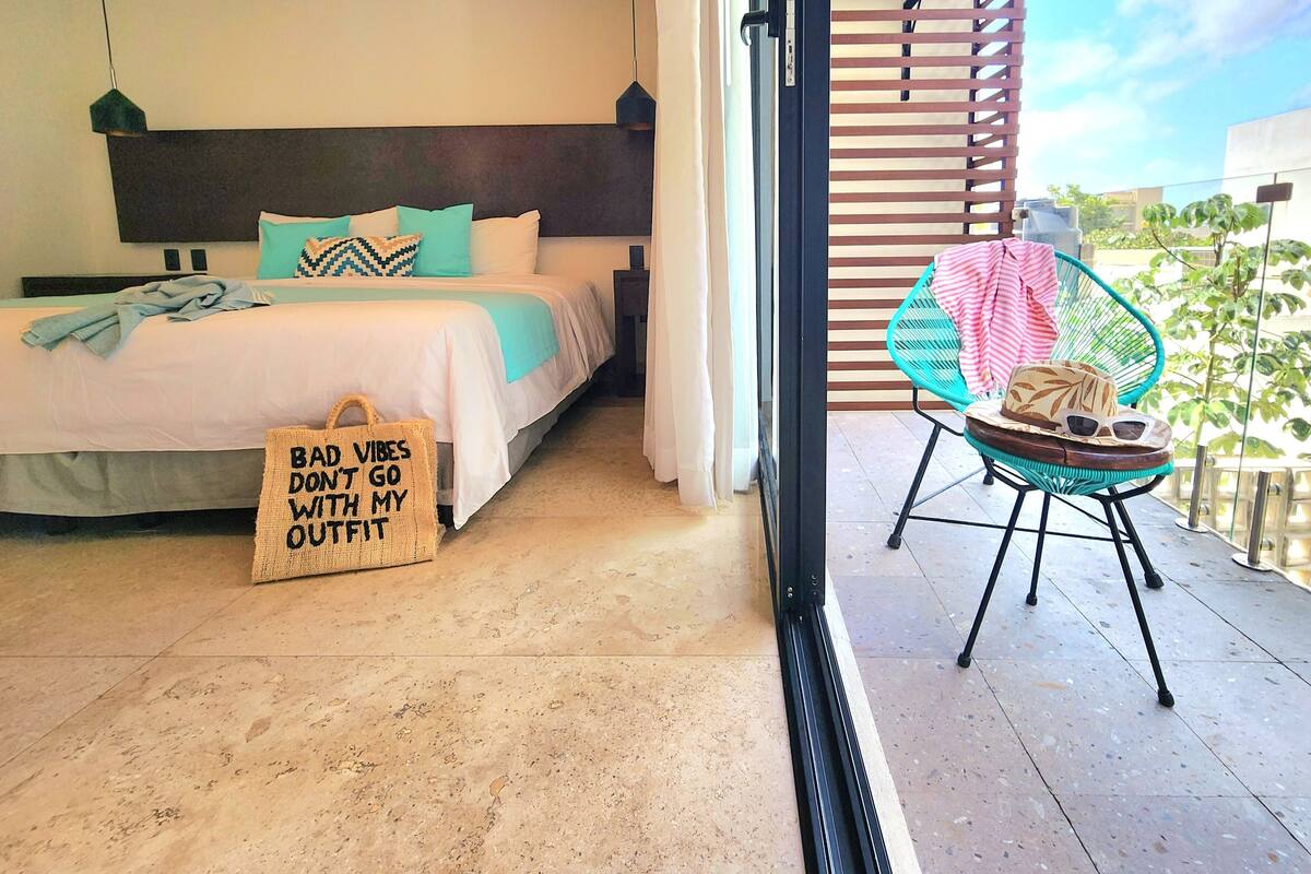 Ein Schlafzimmer mit einem Bett, einem Sessel und einem Schild auf dem Boden.