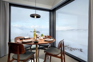 Luxe villa, 1 slaapkamer | Woonruimte | Smart-tv en vloerwarming