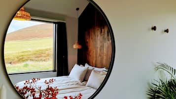 1 soverom, skrivebord, skrivebord for bærbar PC og blendingsgardiner