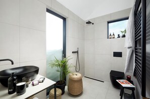 Een douche, gratis toiletartikelen, een haardroger, badjassen