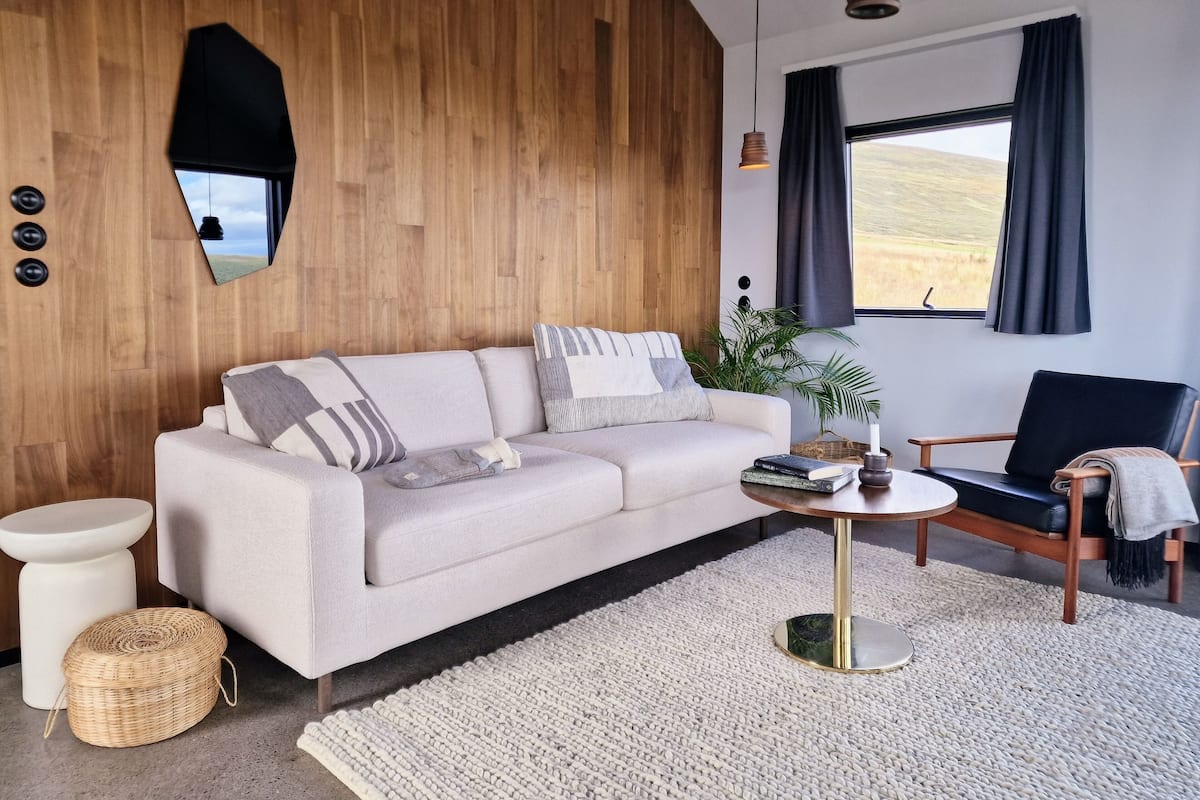 1 habitación, escritorio y espacio para trabajar con laptop