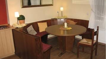 Ferienwohnung, 2 Schlafzimmer und Küche | Essbereich im Zimmer