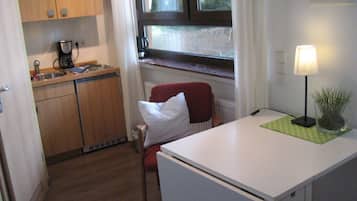 Business-Apartment, 1 Einzelbett | Eigene Kochnische | Ofen, Herdplatte, Toaster, Kochgeschirr/Geschirr/Besteck