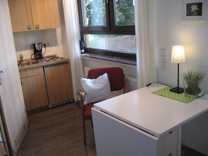 商务公寓, 1 张单人床 | 私人简易厨房 | 烤箱、炉灶、烤面包机、厨具/餐具