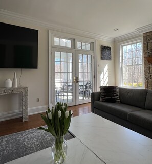 Älytelevisio, takka, pöytäjalkapallopöytä, pöytätennispöytä