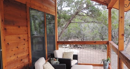 Hillcountry Creekside Cabin, vista a la cascada, cerca de Hamilton Pool, Riemers Ranch