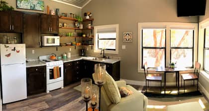 Hillcountry Creekside Cabin, vesiputous, lähellä Hamilton-allasta, Riemers Ranch