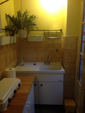 Fridge, stovetop, electric kettle, cookware/dishes/utensils