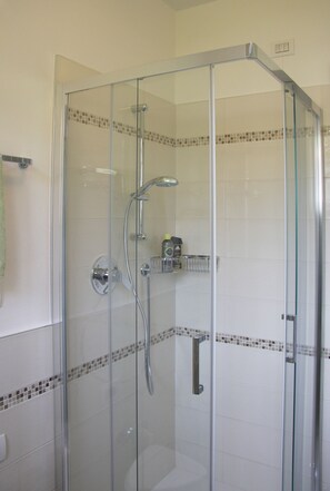 Shower - Mandorla by Theater Home, near to the centre with lake view (Tignale)