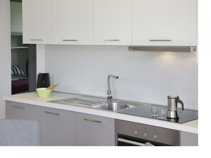 Fridge, oven, dishwasher, coffee/tea maker
