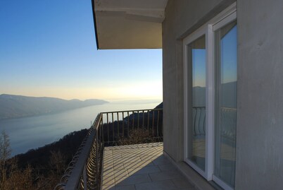 Villa Ada by Theater Home, wit marvellous lake view