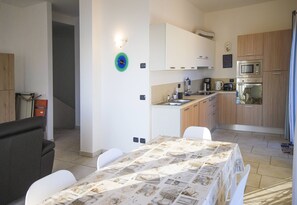 Réfrigérateur, four à micro-ondes, un four, lave-vaisselle