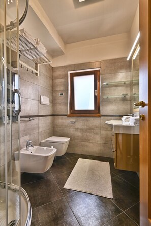 Shower, hair dryer, towels - Villa Ornella - Belvedere Theater Home, in the historic centre with marvellous lake view (Tignale)