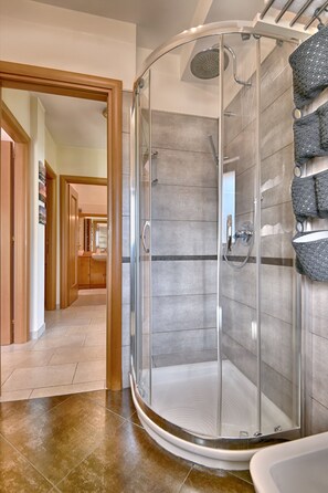 Dusche, Haartrockner, Handtücher