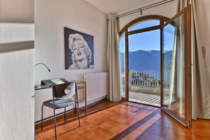 Interior - Armonia - Theater Home, with two parking spaces and beautiful lake view (Tignale)