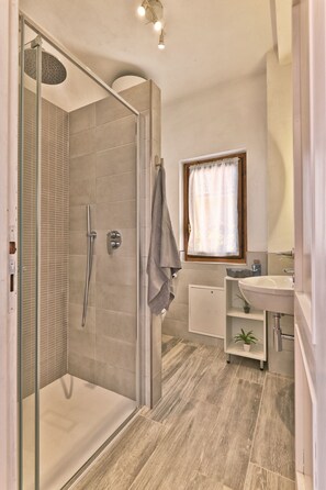 Shower, towels