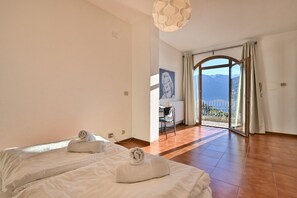3 bedrooms, free WiFi, bed sheets - Armonia - Theater Home, with two parking spaces and beautiful lake view (Tignale)
