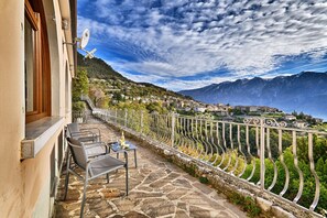 Terrace/patio - Armonia - Theater Home, with two parking spaces and beautiful lake view (Tignale)