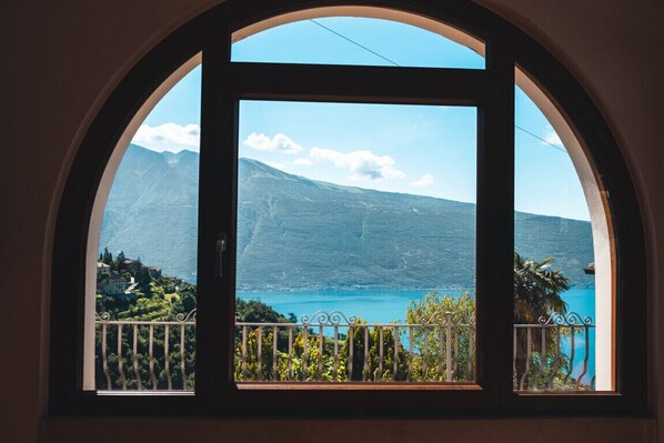 Interior - Armonia - Theater Home, with two parking spaces and beautiful lake view (Tignale)