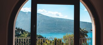 Armonia - Theater Home, with two parking spaces and beautiful lake view