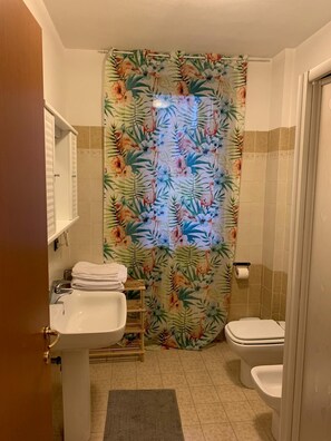 Studio (Flarel) | Bathroom | Shower, towels