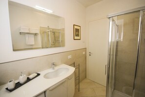 淋浴设施、毛巾