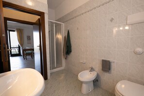 Douche, serviettes fournies