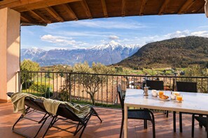 Unclassified image, 2 of 10, button