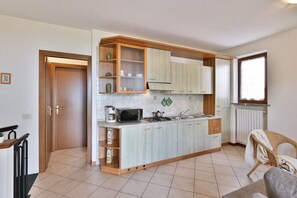 Kühlschrank, Mikrowelle, Wasserkocher mit Kaffee-/Teezubehör