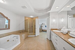 Combined shower/tub, jetted tub, towels