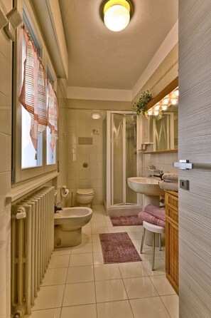 Douche, serviettes fournies