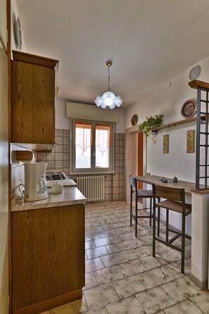 Kühlschrank, Ofen, Geschirrspüler, Wasserkocher mit Kaffee-/Teezubehör