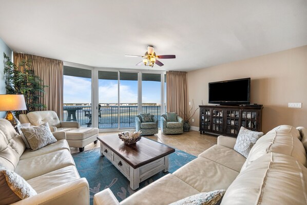 Televisión, tenis de mesa, libros y estéreo 