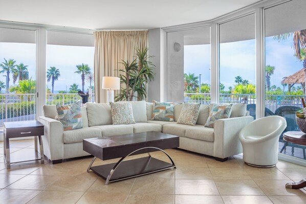 Älytelevisio, videopelejä, pöytätennispöytä, kirjoja