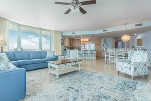 Een smart-tv, een dvd-speler, een tafeltennistafel en boeken