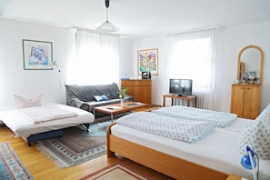 Ropa de cama hipoalergénica, escritorio, wifi gratis y ropa de cama 