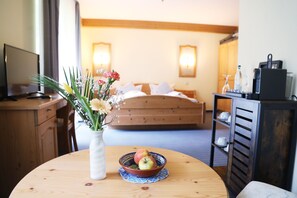 Habitación doble Deluxe, balcón | Ropa de cama hipoalergénica, escritorio, wifi gratis y ropa de cama